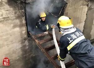 消防员变吃瓜群众