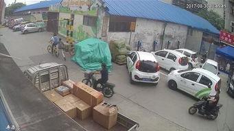 警察抓人吃瓜群众反应,吃瓜群众反应各异，现场画面曝光