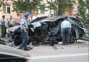 吃瓜群众看宝马被撞视频,宝马遭撞击，吃瓜群众现场直击