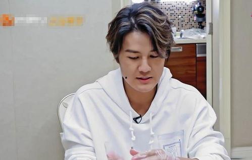 朱赞锦搂腰吃瓜群众,引发网友热议